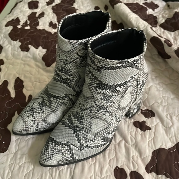 TOP Moda Shoes - Heeled booties snake print